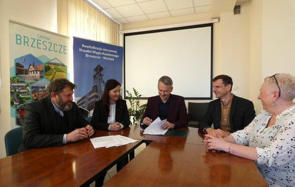 Burmistrz Brzeszcz Radosław Szot podpisał umowę z przedstawicielami Fundacji Pobliskie Miejsca Pamięci o dotacji na pierwsze prace rewitalizacyjne