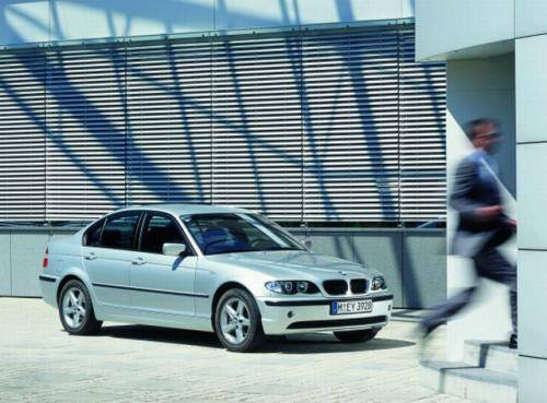 Fot. BMW: Usportowiony sedan - BMW 318i – ma napęd na tylne koła, co jest charakterystyczne dla tego producenta. BMW serii 3 w przyszłym roku będzie