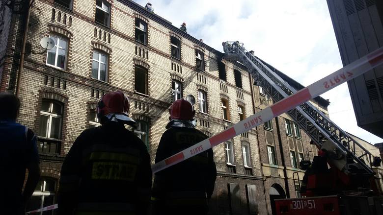 Pożar w Katowicach Zawodziu. Ewakuowano 20 osób. Jedna nie żyje 