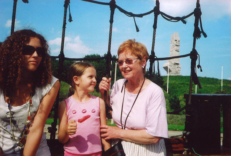 Barbara Dobraczyńska na zdjęciu sprzed kilku lat z wnuczką Miłką, która pomagała babci odnaleźć przyjaciół z Australii