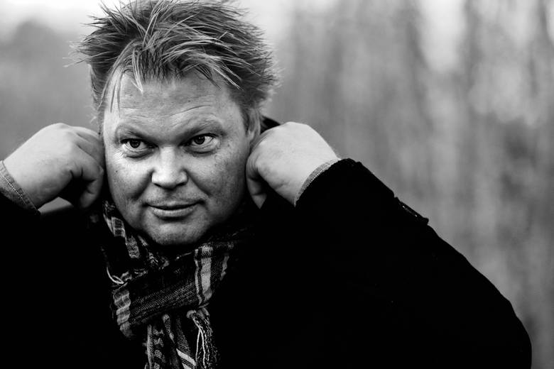 Jorn Lier Horst ma 49 lat. Jego najbardziej znane powieści to „Jaskiniowiec” i „Ślepy trop”