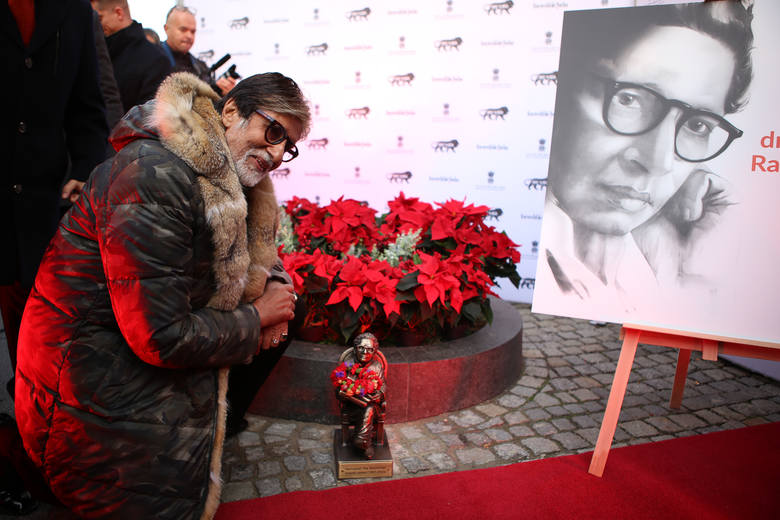 Amitabh Bachchan w roku 2019 odsłonił krasnala upamiętniającego swojego ojca Harivansha Rai Bachchana. W 2021 r. imieniem poety nazwano skwer na Bro