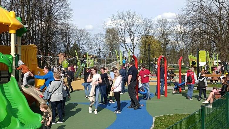Na wiosnę mieszkańcy gminy Brzeszcze mogli zacząć korzystać z licznych atrakcji przebudowanego Parku Miejskiego. Do dyspozycji dzieci i młodzieży powstał