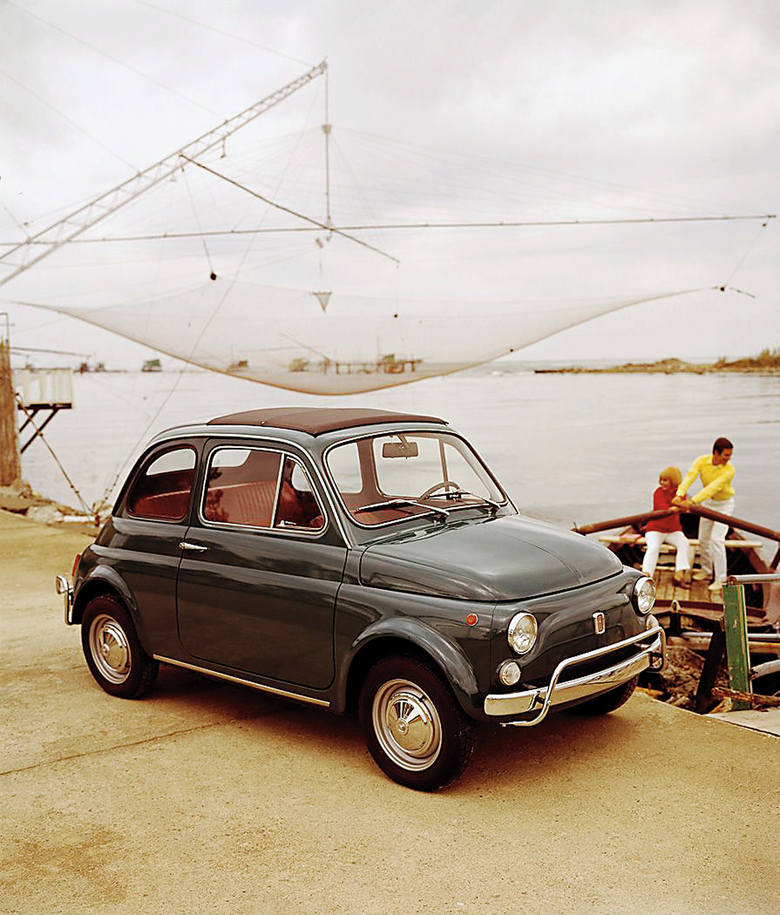 Fiat 500„Pięćsetka” była produkowana w latach1957-75. Miała silnik z tyłu i napęd tylny.Początkowo silnik osiągał 13 KM. Karoserięprzykrywał zwijany,