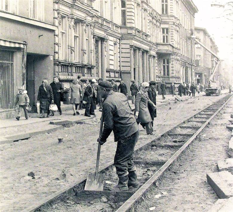 Marzec - kwiecień 1976 r., wykopywanie i usuwanie z al. Wojska Polskiego szyn po zlikwidowanej trakcji tramwajowej 