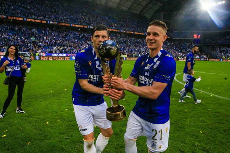 Dawid Kownacki (z lewej) i Michał Skóraś (z prawej) z trofeum za mistrzostwo Polski sezonu 2021/2022.