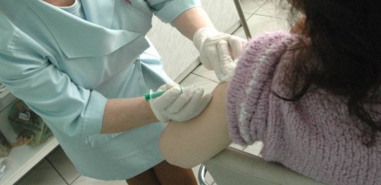 Wójt gminy Trzebiechów w powiecie zielonogórskim, Izabella Staszak, zachęca do zapisywania się na szczepienie przeciwko grypie. Jest ono dedykowane osobom powyżej 60 roku życia. 