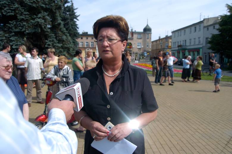 Anna Tomicka, była burmistrz Swarzędza (na zdjęciu po lewej) zapewnia, że nie publikowała jako Wioletta Miller wpisów szkalujących Mariana Szkudlarka,