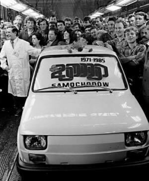 Fot. Zygmunt Wieczorek: Fabryka Samochodów Małolitrażowych w Bielsku-Białej, 1985 r., z taśmy zjeżdża dwumilionowy maluch