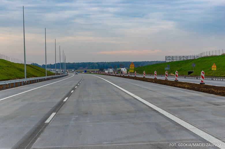Koniec jazdy w układzie 1+1! W związku z zakończeniem kolejnego etapu prac na budowanym odcinku autostrady A1 między Piotrkowem Trybunalskim i Kamieńskiem,