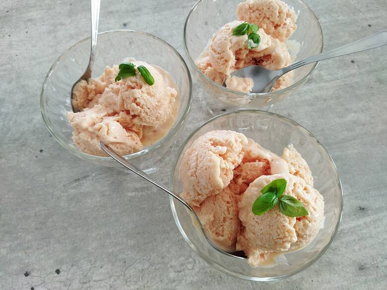 Pyszne lody jogurtowo-brzoskwiniowe. Sprawdź, jak łatwo możesz je przygotować. Kliknij w galerię i przesuwaj zdjęcia strzałkami lub gestem.