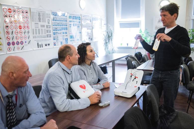 Pracownicy komunikacji miejskiej w Gdańsku jak superbohaterowie. Uczą się obsługi defibrylatora AED do reanimacji, by sprawniej pomagać