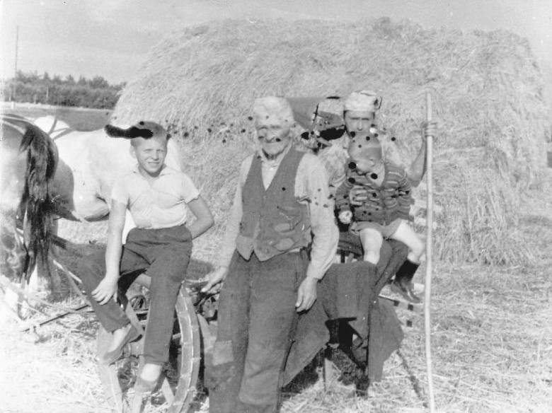 Grupa junaków, w niej Edward Doniec, przy pracy na torowisku.