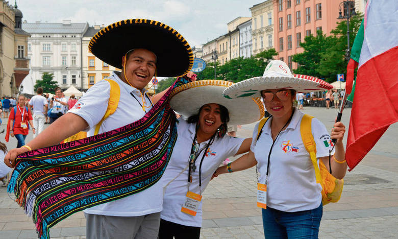 Pełni radości są też Meksykanie. Eduardo, Liliana i Magra w kolorowych sombrero wciąż się uśmiechają. Chętnie zgadzają się by krakowianie robili sobie z nimi zdjęcia. 