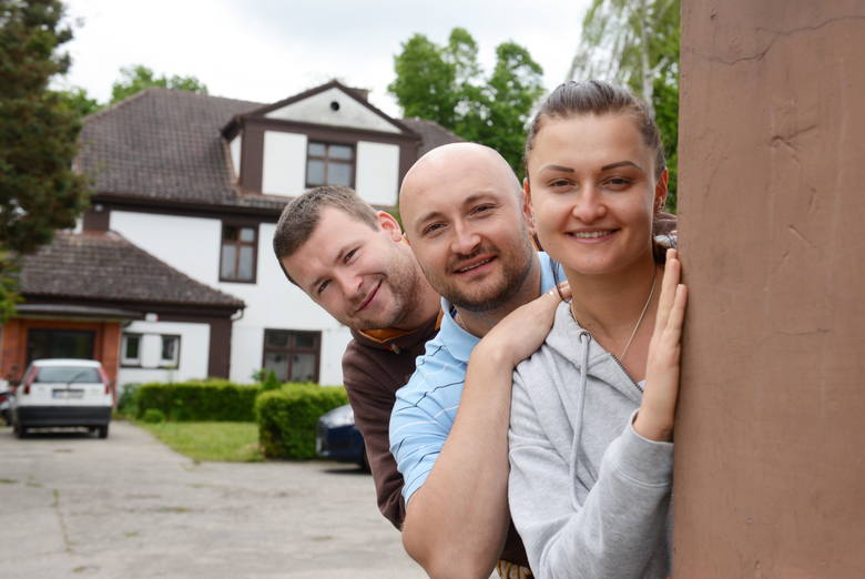 W przygotowaniach do otwarcia gospodarstwa pomocna jest rodzina. Od lewej: Ryszard, Paweł oraz Bożena Wróblewska.
