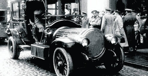 Delaunay-Belleville SMT z nadwoziem paryskiej firmy Kellners. Z prawej - car Mikołaj II, za kierownicą Alphonse Kegresse Fot: Archiwum