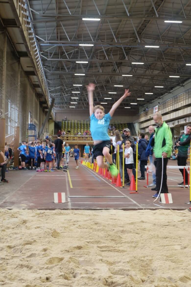 Młodzi lekkoatleci Tempa Kęty mieli powody do radości podczas halowych mistrzostw Małopolski