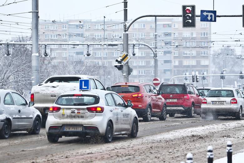 Opady śniegu we Wrocławiu i w okolicy ustały, ale na ulicach stolicy Dolnego Śląska nadal panują bardzo złe warunki jazdy