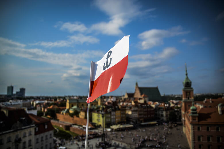 Flaga Polski z symbolem Polski Walczącej