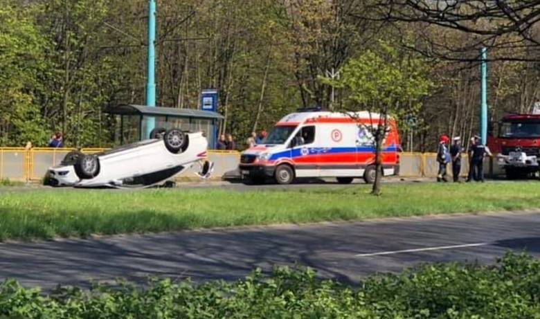 Groźny wypadek w Katowicach na Tysiąclecia. Samochód