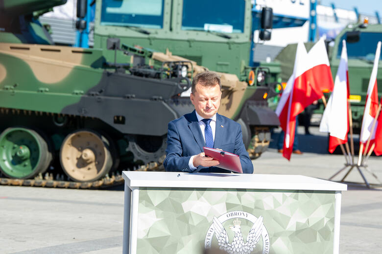 Wicepremier, Minister Obrony Narodowej Mariusz Błaszczak w obecności Prezydenta RP zatwierdza w Kielcach kolejną umowę na dostawy elementów wchodzących