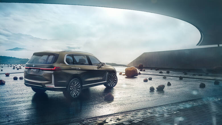 BMW X7Podczas Salonu Samochodowego we Frankfurcie zostanie odsłonięte BMW Concept X7 iPerformance. To przedsmak SUV-a, który w kolejnym roku trafi do
