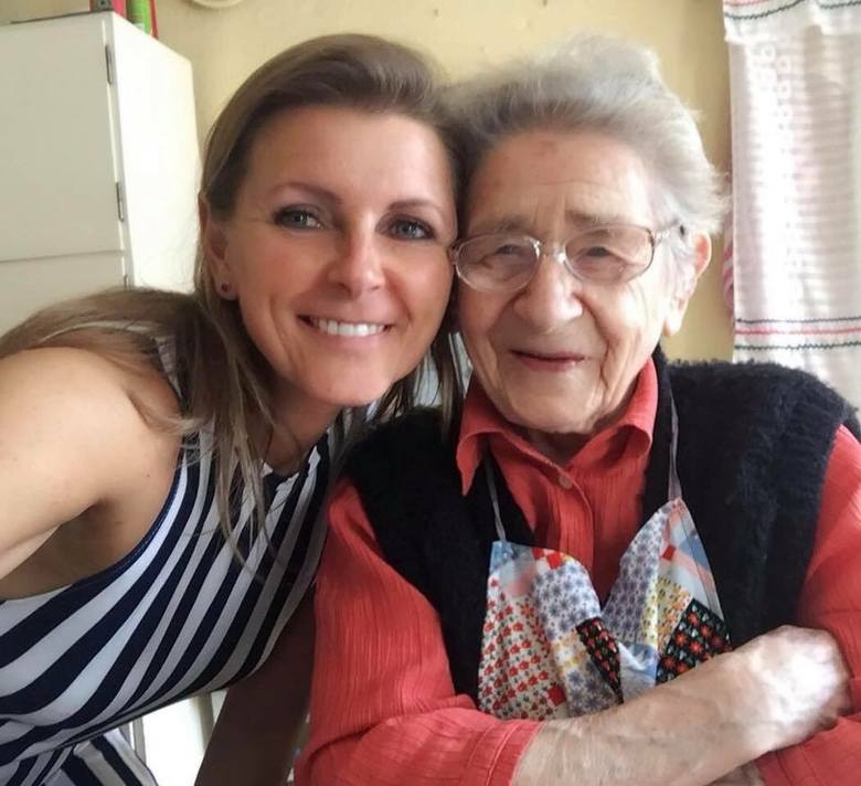 - Wszyscy pytają mnie, jak się czuję po chorobie. A przecież nic mi nie było! - mówi 103-letnia Teresa Wójcik, najstarsza Polka, która pokonała koronawirusa. Obok wnuczka Małgorzata Kott.