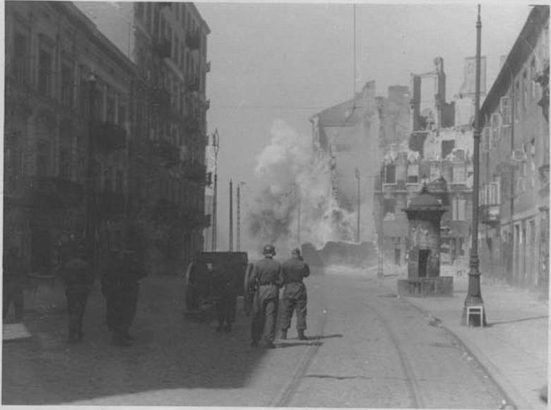 Niemieckie działo ustawione na ulicy Zamnhofa. Strzela w kierunku Gęsiej 20