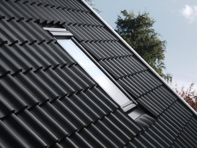 Montaż obniżony okna dachowego poprawia jego parametry termoizolacyjne.