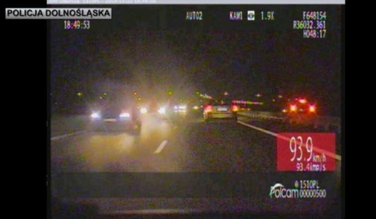 Policjanci zatrzymują kierowcę Skody Octavii jadącego pod prąd lewym pasem drogi ekspresowej S8