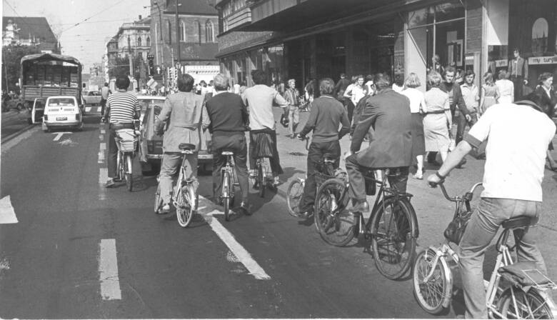 Centrum Wrocławia w latach 80. Tak wyglądały główne ulice, mieszkańcy miasta i komunikacja miejska. Zobacz archiwalne zdjęcia naszego miastaPrzejdź do