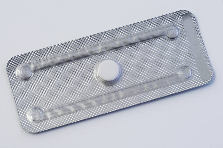 Tabletka antykoncepcji awaryjnej na blistrze w zbliżeniu