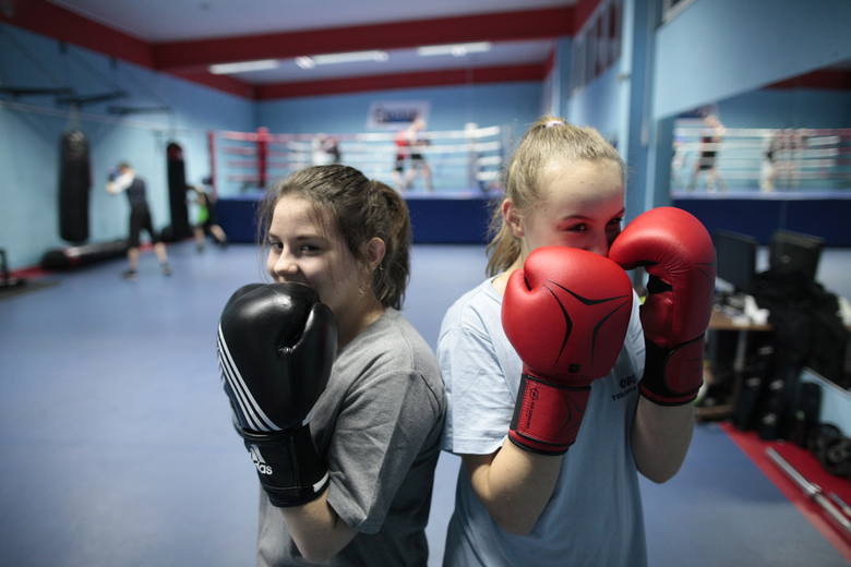 - Wszyscy się dziwią, że walczymy - mówią Maja i Krysia, gimnazjalistki z Opola. - A przecież boks to także dyscyplina dla kobiet...