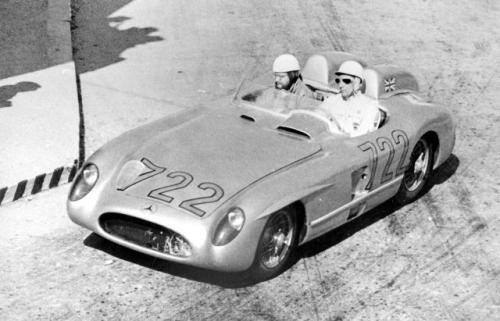 Fot. Mercedes: W gronie słynnych kierowców, którzy wzięli udział w Mille Miglia, z nalazł się m.in. Stirling Moss. Wraz z pilotem Denisem Jenkinsonem