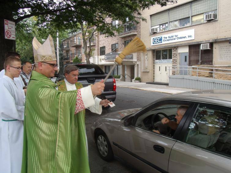 Biskup Miziński poświęcił auta Polonii nowojorskiej (zdjęcia)