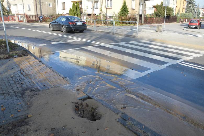 Z powodu awarii zerwano kolejny fragment nowego asfaltu na ul. Topolowej w Łowiczu [ZDJĘCIA]