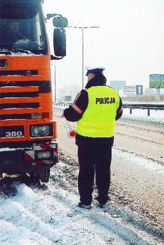 Fot. Archiwum: W Polsce obowiązek noszenia kamizelek ostrzegawczych mają: policja, służby drogowe i ratunkowe. Prawdopodobnie w przyszłym roku obejmie