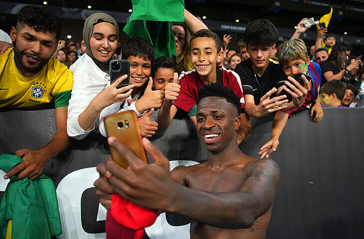 Po meczu Vinicius Junior robił sobie chętnie selfie z kibicami na stadionie Espanyolu