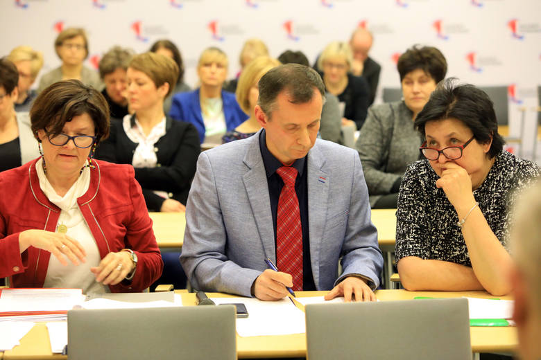 Wczoraj w Urzędzie Marszałkowskim pracownicy toruńskich i bydgoskich KPCEN-ów i Bibliotek Pedagogicznych uczestniczyli w obradach sejmikowej Komisji Edukacji i Nauki. 