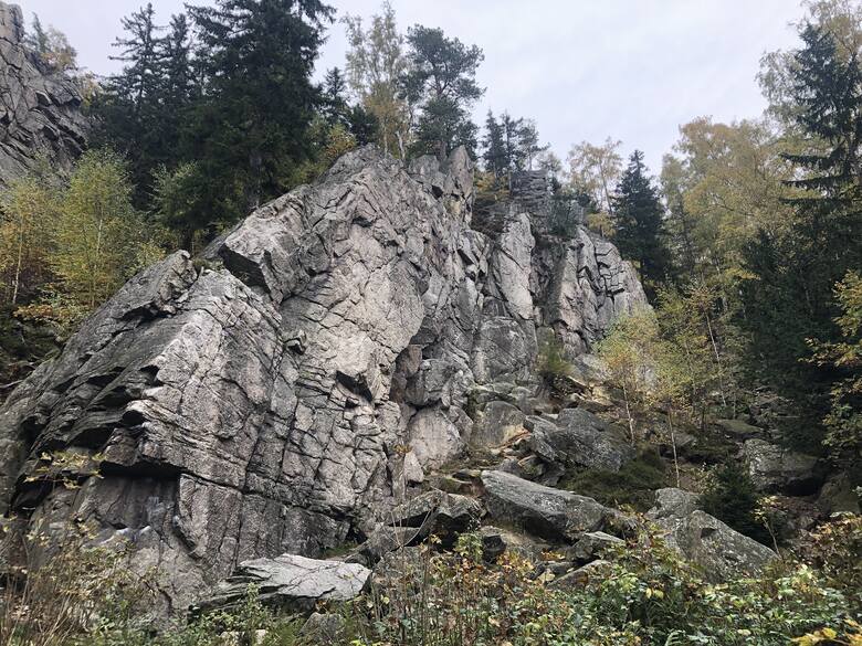 Karpacz i jego okolice kryją wiele tajemnic, warto je odkryć przy okazji jesiennych wędrówek po szlakach. Góry mienią się wieloma barwami. Jest pięk