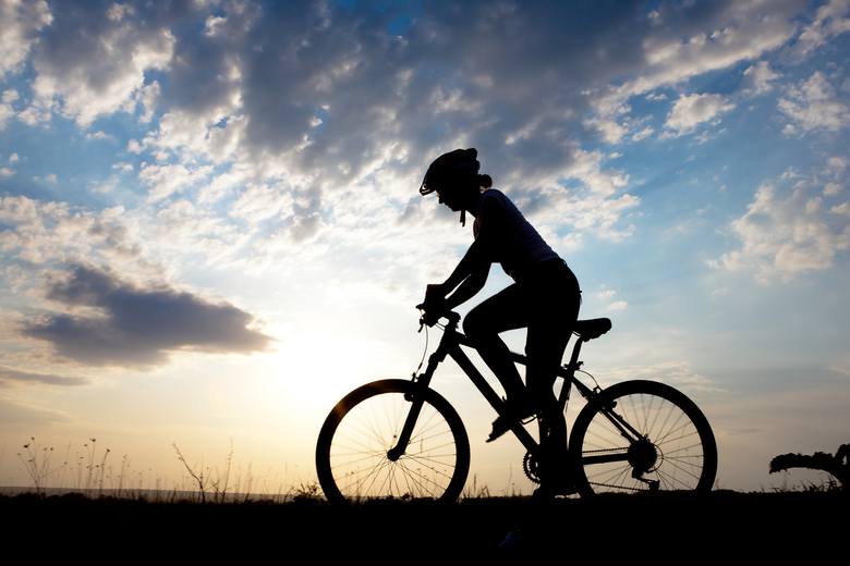 Rower górski jest rowerem najbardziej uniwersalnym, którym wjedzie się wszędzie. Za taki jednoślad trzeba zapłacić 2-3 tys. złotych i podobnie jak w