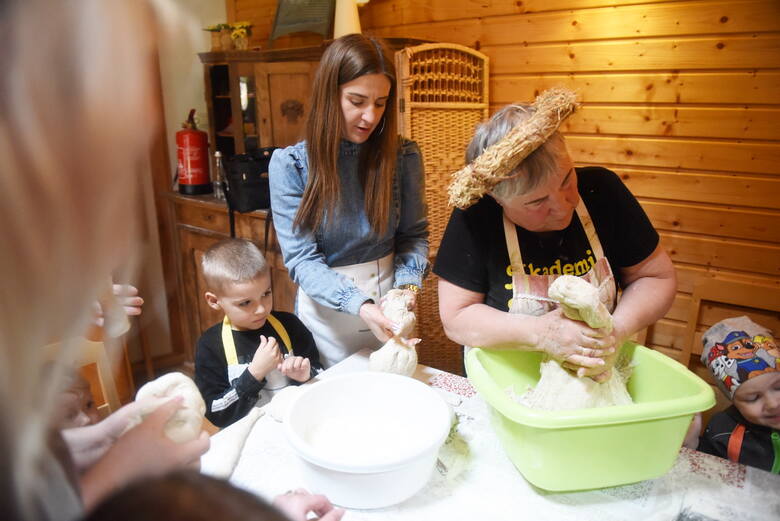 Wypiekanie chleba, szukanie zajączka to jedne z wielu zadań, jakie uczestnicy - goście z Ukrainy - warsztatów musieli wykonać w Karczmie Taberskiej w