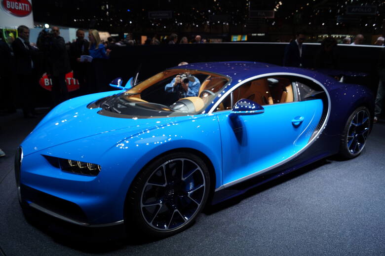 Bugatti ChironNa ten moment czekało wielu fanów motoryzacji. Bugatti pokazało model Chiron - następce Veyrona, który rozpędza się do 420 km/h / Fot.