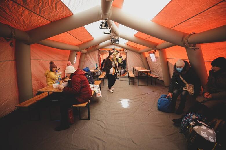 Uchodźcy nie tylko otrzymują pomoc na Dworcu PKP. Przed budynkiem urząd wojewódzki we współpracy z miastem Katowice rozstawił cztery pomarańczowe namioty,