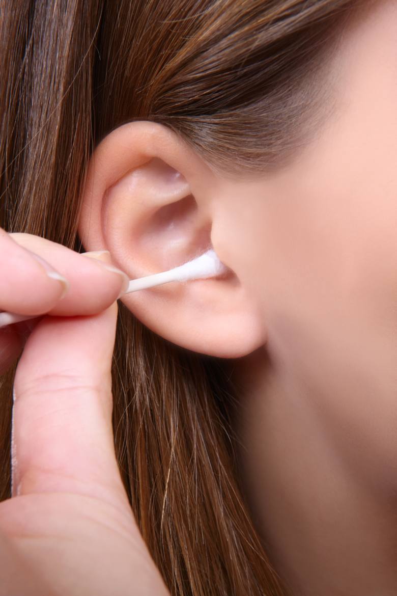 Jedną z częstych przyczyn szumów usznych jest czyszczenie uszu patyczkami higienicznymi. Takie postępowanie spotyka się z częstą dezaprobatą laryngo