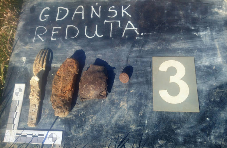 Ludzkie szczątki i przedmioty użytku codziennego zostały odnalezione w zakopanych transzejach, w rejonie Bastionu Wyskok