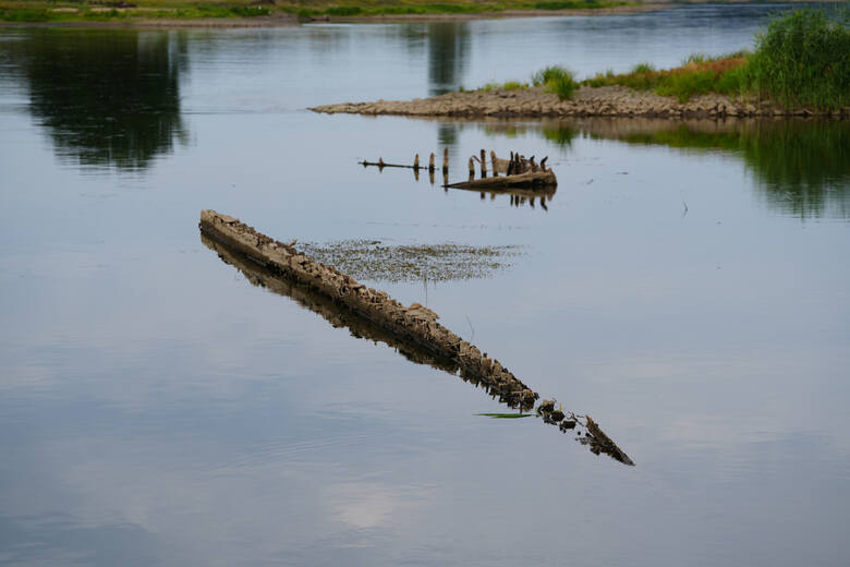 Drewniana konstrukcja barki jest teraz dobrze widoczna z brzegu Odry. jednak dopiero z lotu ptaka można dostrzec jej pełny zarys.
