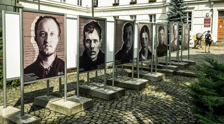 Bydgoszcz, przed urzędem wojewódzkim - wystawa pamięci ofiar operacji antypolskiej NKWD w latach 1937-38