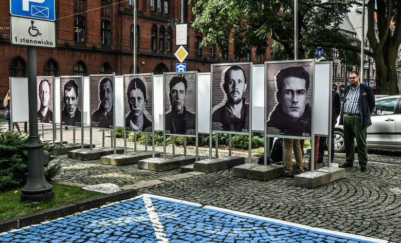 Bydgoszcz, przed urzędem wojewódzkim - wystawa pamięci ofiar operacji antypolskiej NKWD w latach 1937-38