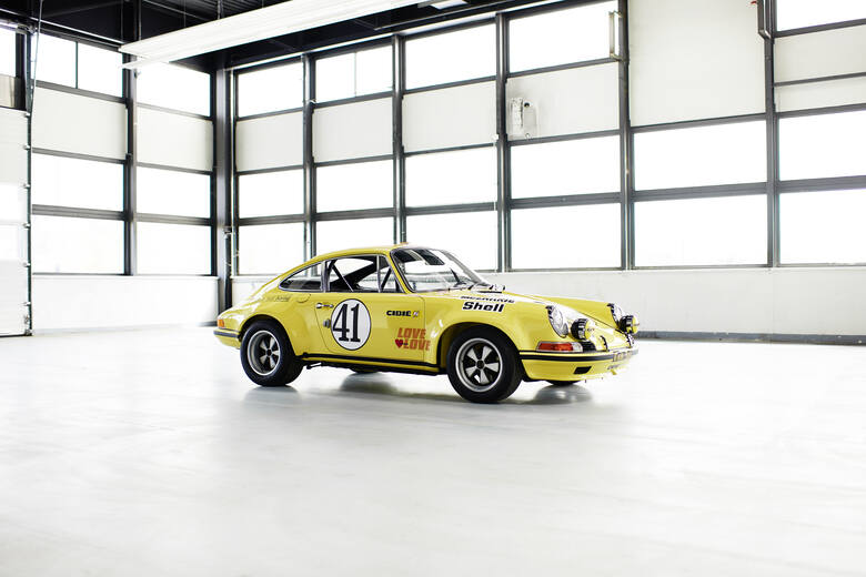 Porsche 911 2.5 S/T.Z okazji otwarcia wystawy Techno Classica w Essen oddział Porsche Classic prezentuje odnowiony egzemplarz Porsche 911 2.5 S/T z bogatą